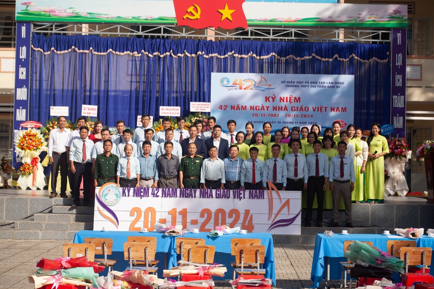 CĐCS TRƯỜNG THPT THỊ TRẤN ĐẠM RI PHỐI HỢP CÙNG CHÍNH QUYỀN VÀ ĐOÀN THANH NIÊN NHÀ TRƯỜNG TỔ CHỨC CÁC HOẠT ĐỘNG CHÀO MỪNG KỶ NIỆM 42 NĂM NGÀY NHÀ GIÁO VIỆT NAM