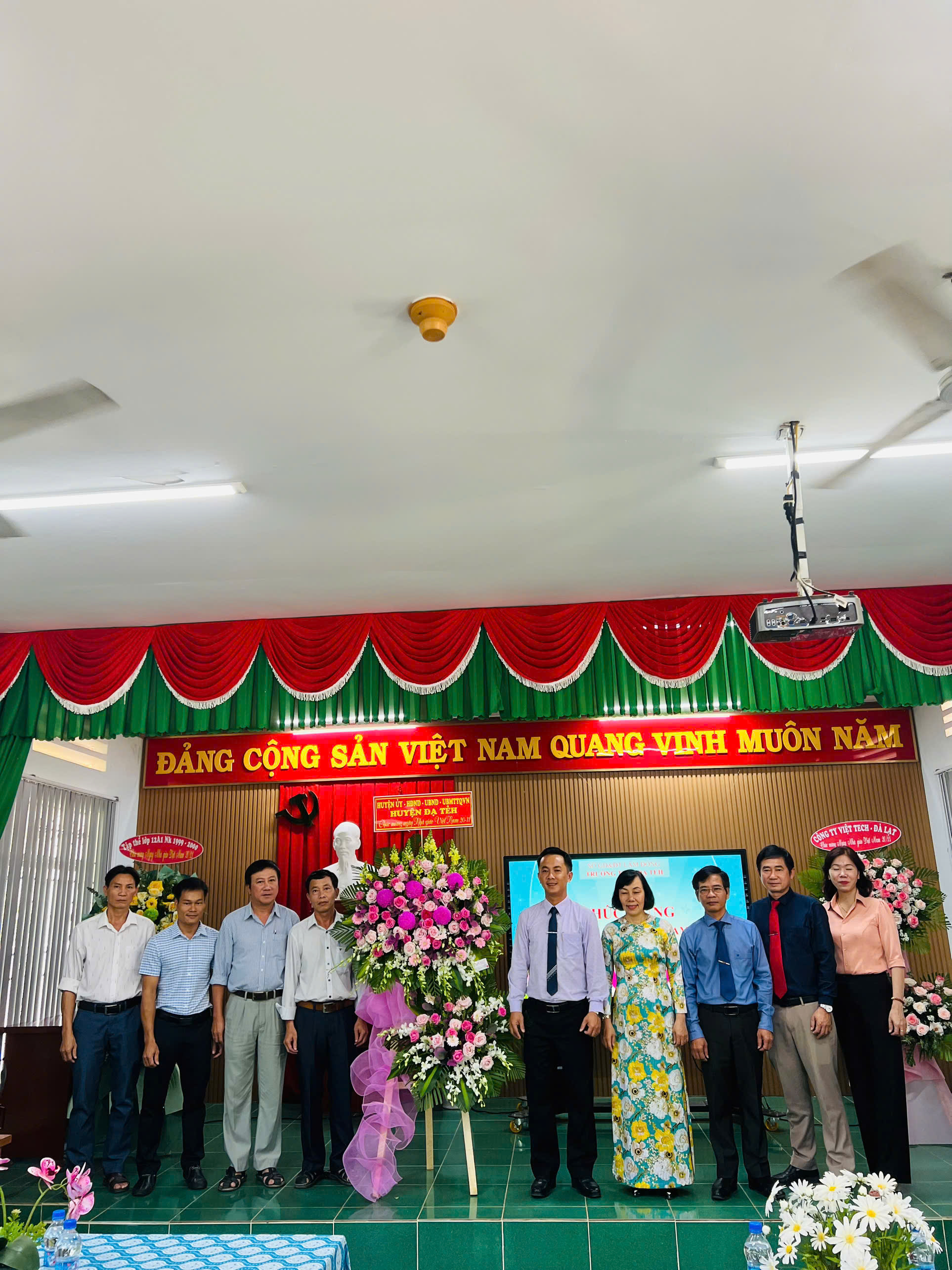 HOẠT ĐỘNG CHÀO MỪNG KỶ NIỆM 42 NĂM NGÀY NHÀ GIÁO VIỆT NAM (20/11/1982 - 20/11/2024) TẠI TRƯỜNG THPT ĐẠ TẺH