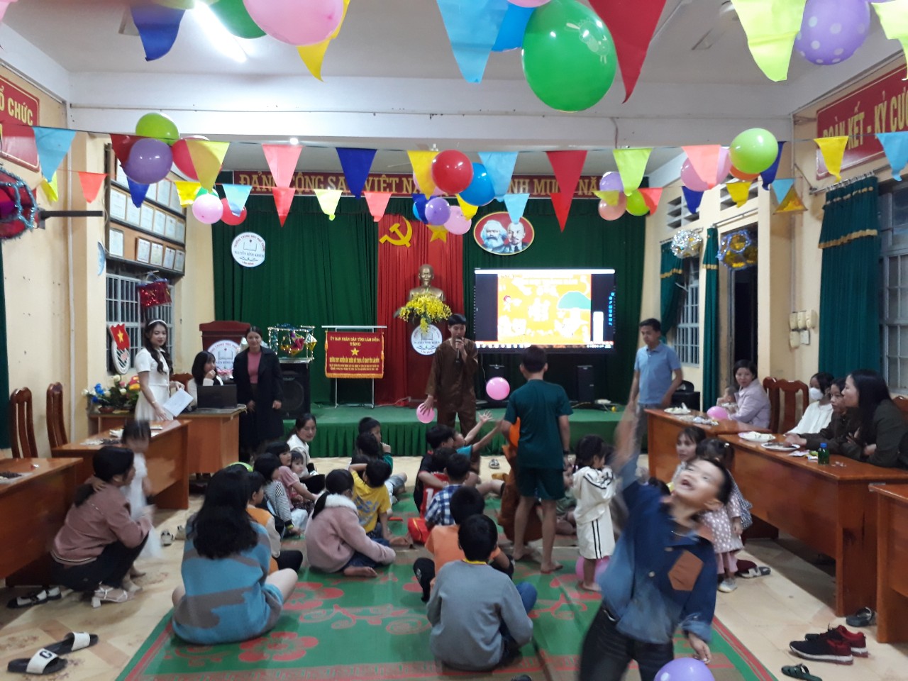 CÔNG ĐOÀN TRƯỜNG THPT NGUYỄN BỈNH KHIÊM VỚI HOẠT ĐỘNG VUI TẾT TRUNG THU