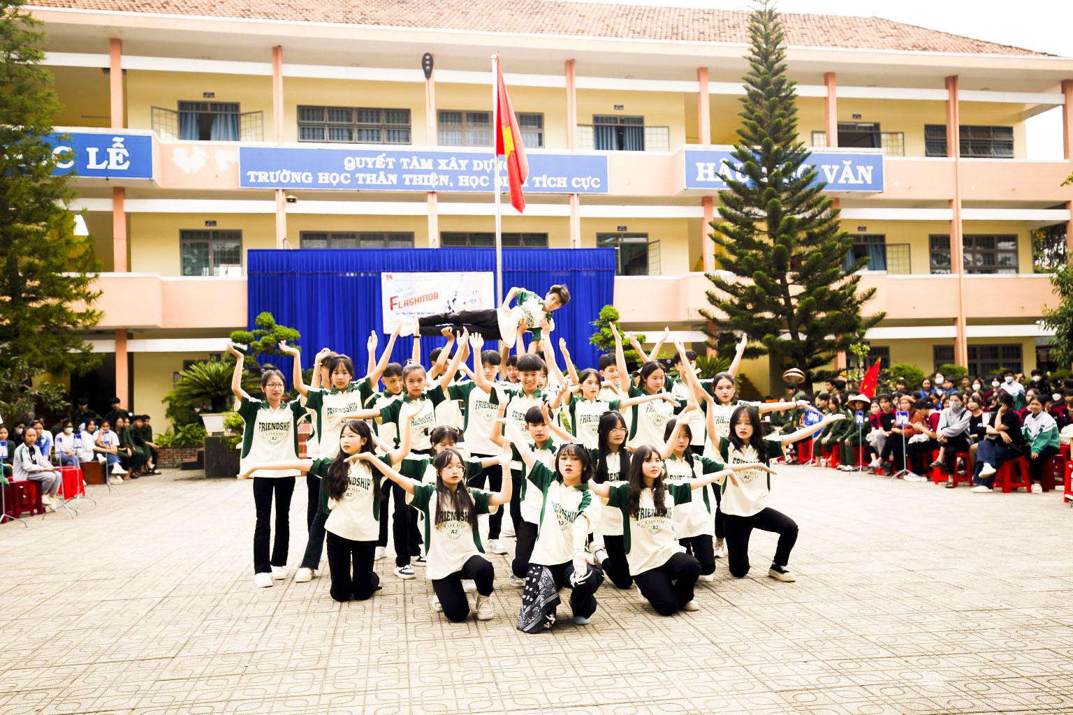 Viết cho ta một góc sân trường