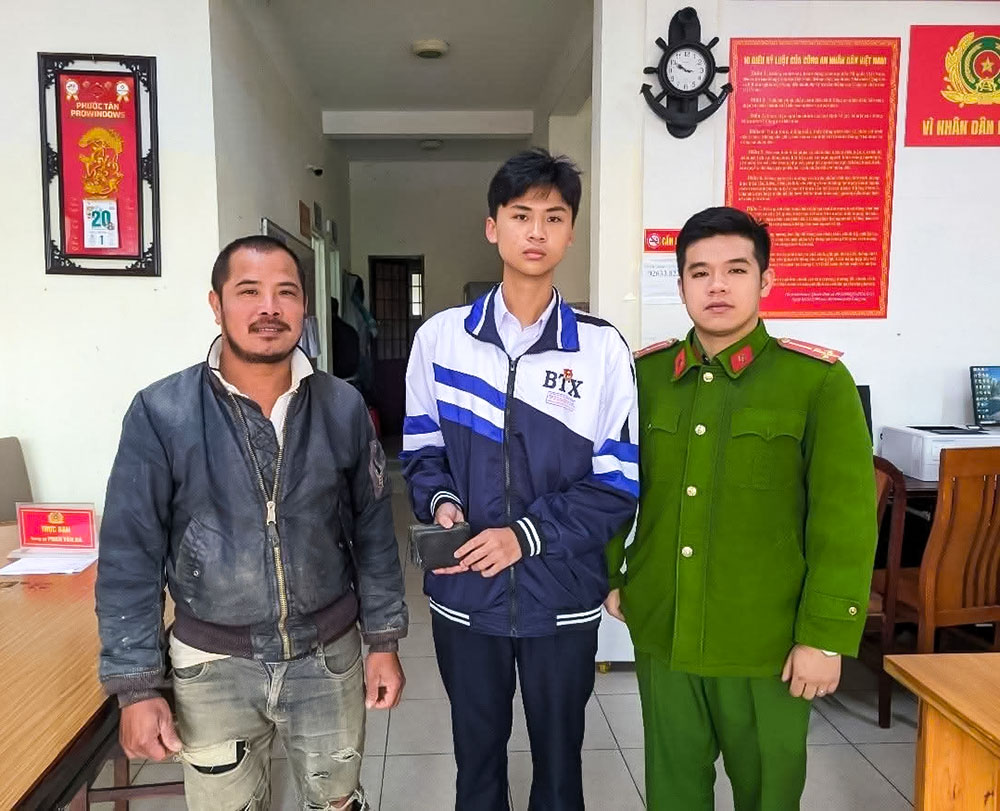   Học sinh Trường THPT Bùi Thị Xuân nhặt được của rơi trả lại người mất