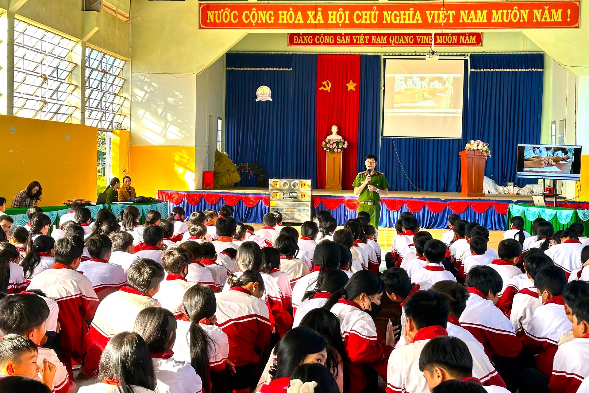 Trang bị kiến thức pháp luật cho học sinh