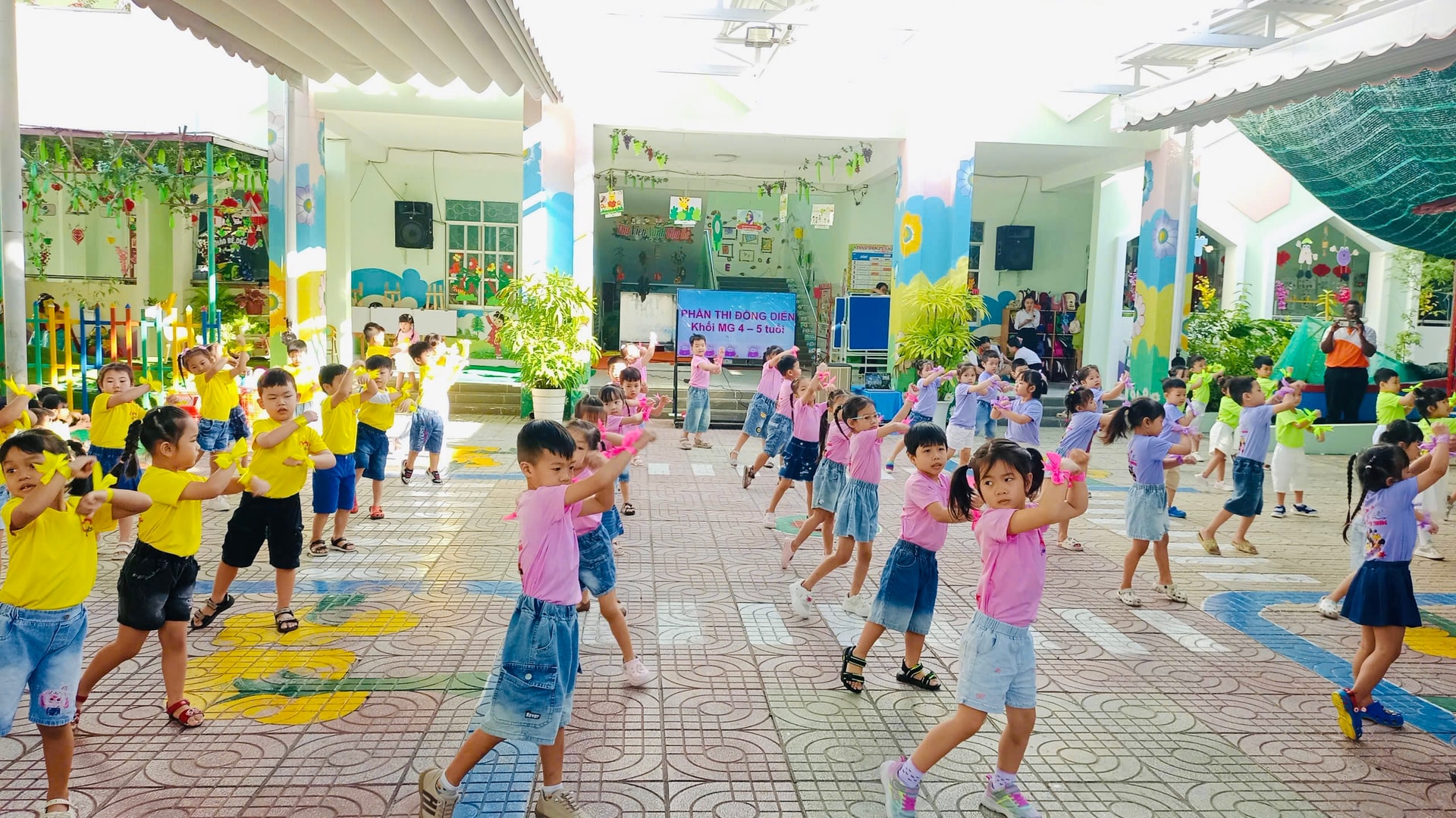 Giáo dục, chăm sóc trẻ phát triển toàn diện