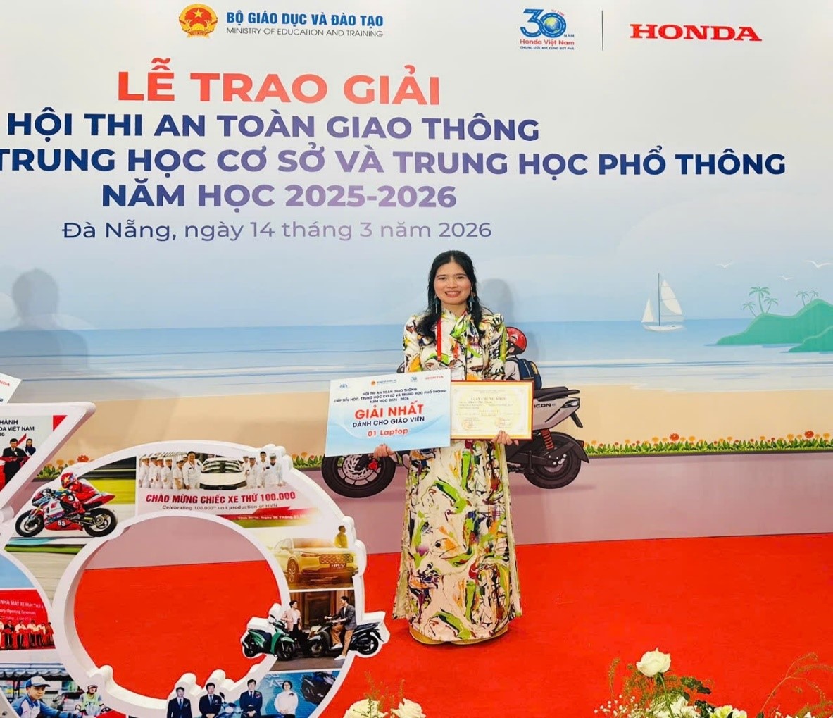 Cô Phan Thị Thập - Giáo viên Trường Tiểu học Đoàn Thị Điểm đạt giải Nhất cấp Quốc gia Hội thi “An toàn giao thông cho nụ cười trẻ thơ”