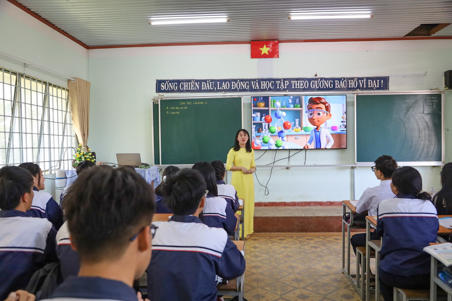 Cô giáo Nga “biến” giờ Hóa học thành niềm vui học tập