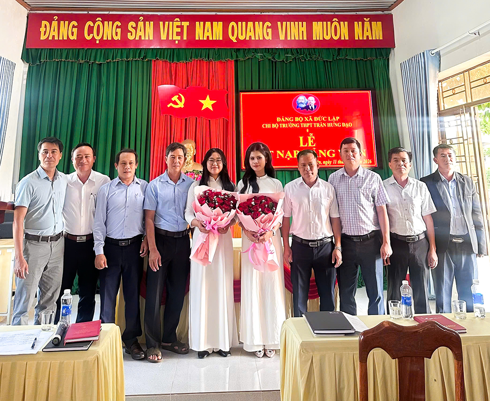 Chi bộ Trường THPT Trần Hưng Đạo long trọng tổ chức Lễ kết nạp đảng viên mới