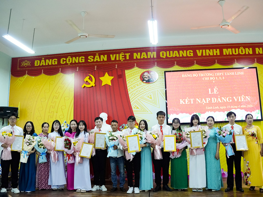 Trường THPT Tánh Linh kết nạp 8 học sinh ưu tú vào Đảng