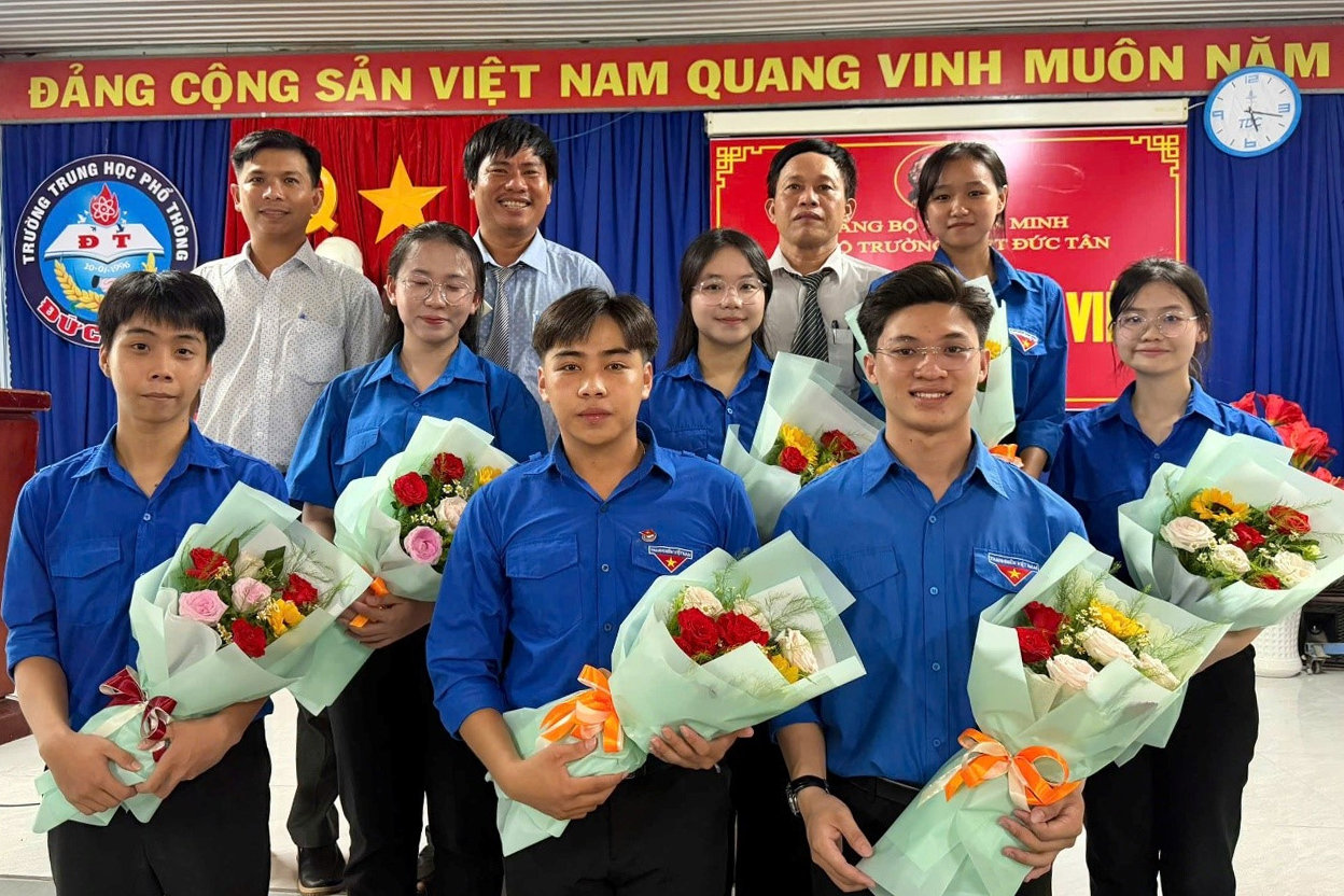 Gieo “hạt giống đỏ” dưới mái trường THPT