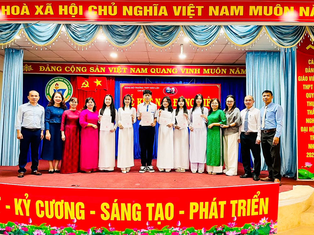 Sáu học sinh Trường THPT Bảo Lộc được kết nạp vào Đảng