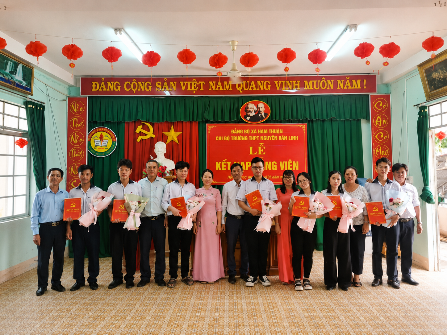 Trường THPT Nguyễn Văn Linh kết nạp 7 học sinh ưu tú vào Đảng