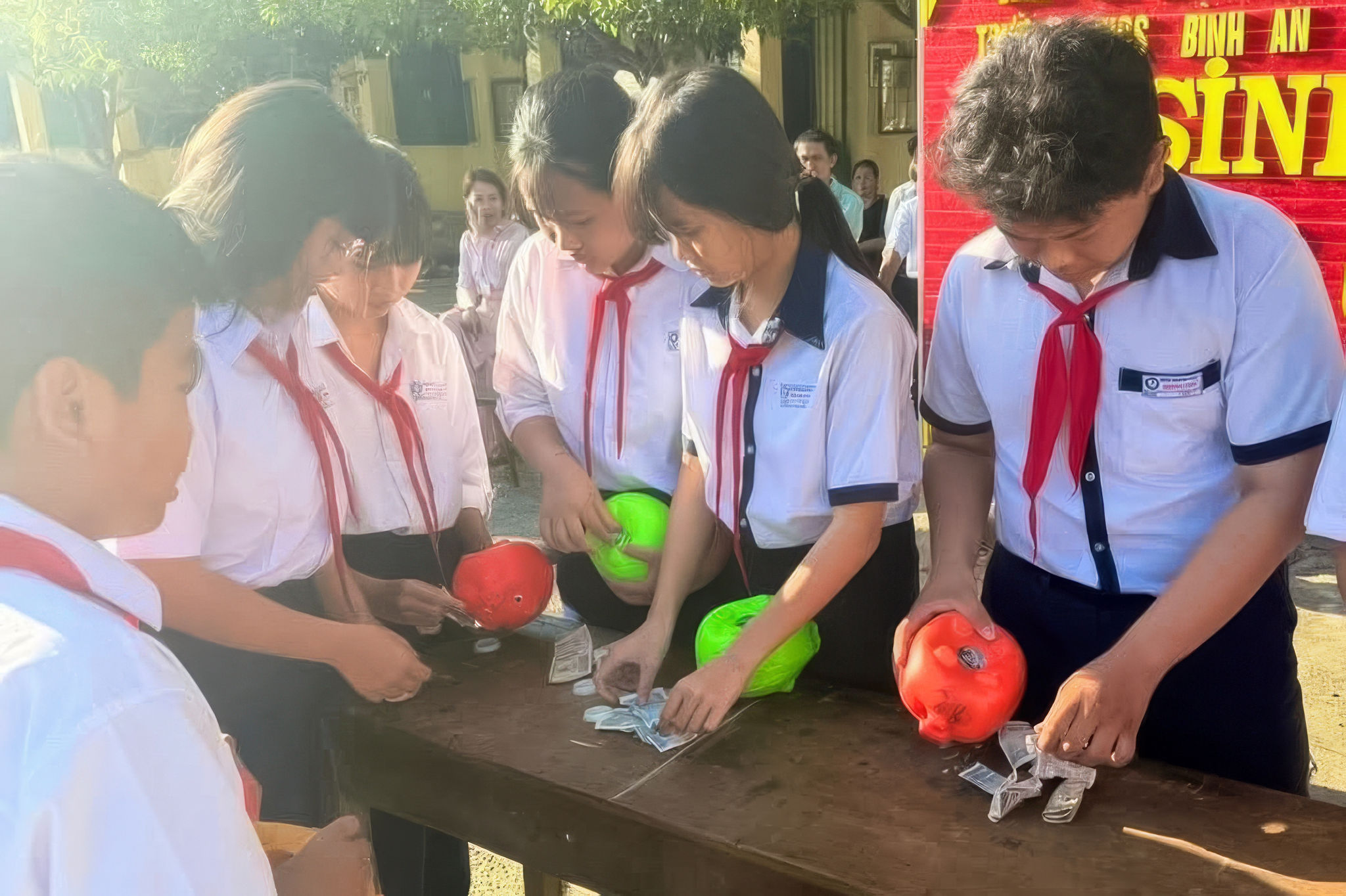 Nuôi lớn yêu thương từ heo đất