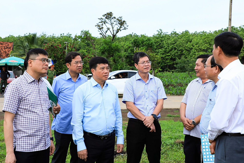 Bí thư Tỉnh ủy Lâm Đồng Y Thanh Hà Niê Kđăm kiểm tra dự án trường liên cấp ở Đắk Wil