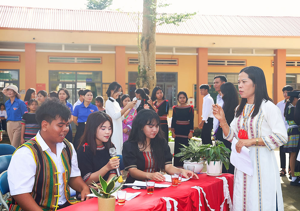 Cô giáo H’Hằng với nhiệt huyết giữ lửa văn hóa truyền thống cho học sinh DTTS