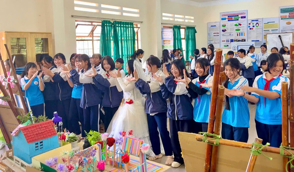 Trường THCS&THPT Tà Nung sôi nổi hoạt động chào mừng bầu cử