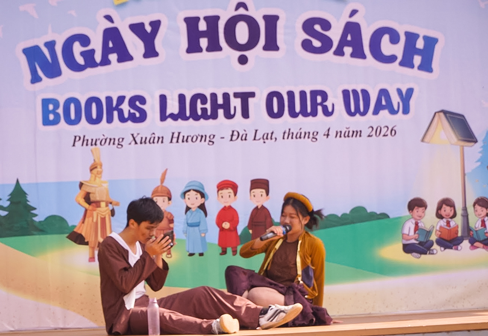 ​​​​​​​Rộn ràng Ngày hội sách “Books Light Our Way” tại Trường THCS Quang Trung