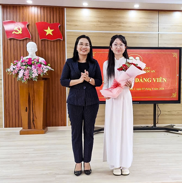 Học sinh lớp 12 Trường THPT Lộc An vinh dự được kết nạp vào Đảng