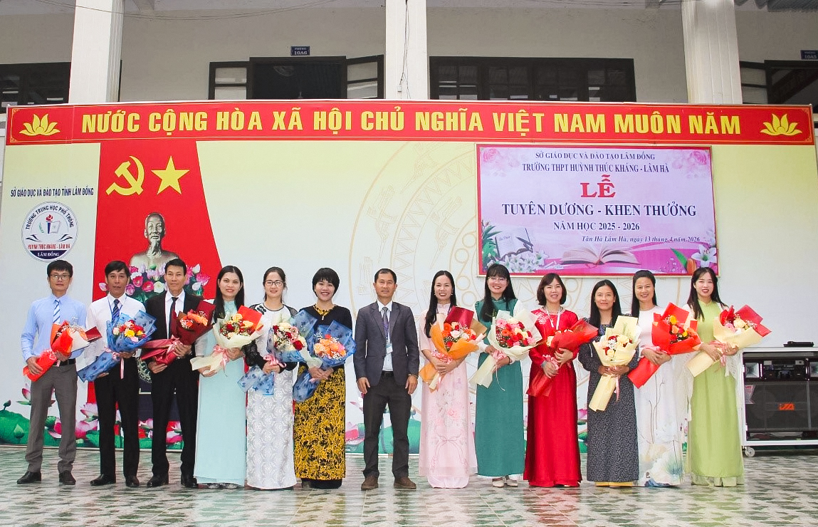 ​​​​​​​THPT Huỳnh Thúc Kháng (Lâm Hà) tuyên dương giáo viên, học sinh đạt thành tích cao năm học 2025–2026