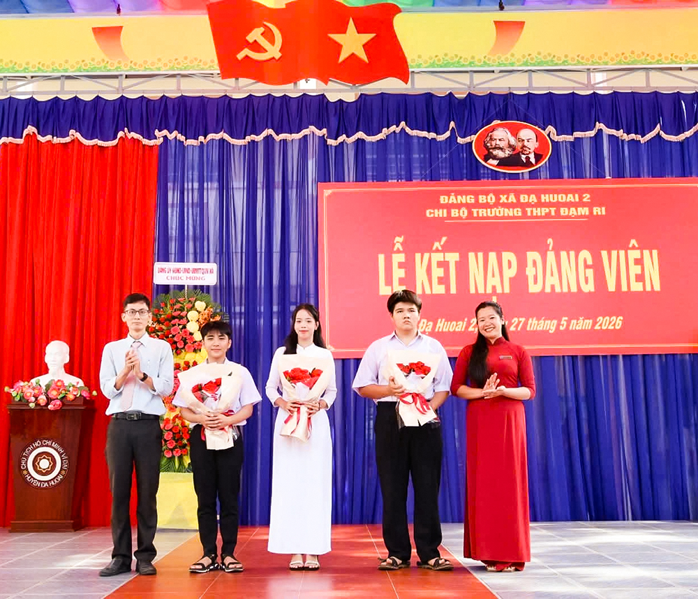 Ba học sinh Trường THPT Đạm Ri được kết nạp Đảng ở tuổi 18