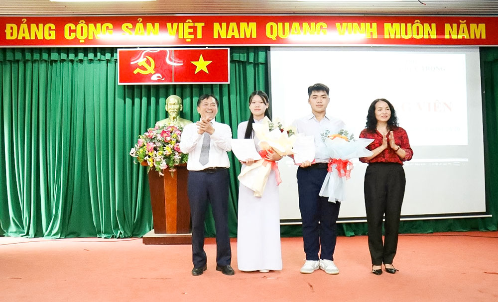 ​​​​​​​Hai học sinh ưu tú Trường THPT Đức Trọng vinh dự được kết nạp vào Đảng