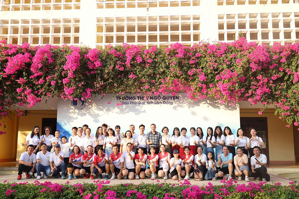 Kết nối yêu thương từ chương trình “Trường giúp trường” tại Phú Quý