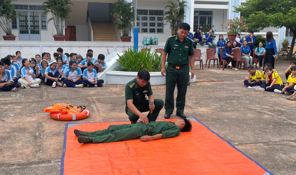 Bộ đội biên phòng dạy trẻ em cách phòng ngừa đuối nước