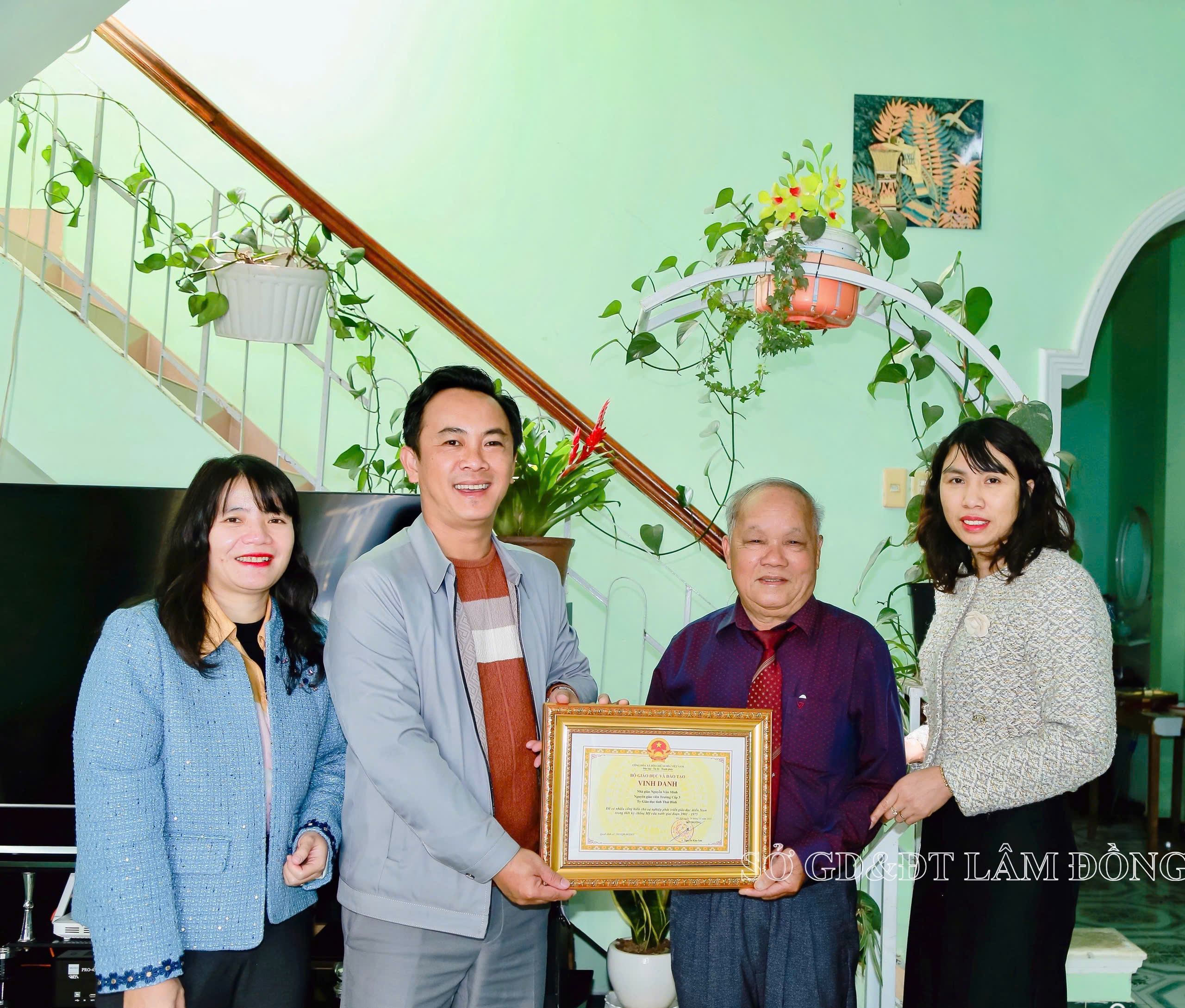 Lâm Đồng trao Bằng vinh danh nhà giáo có nhiều cống hiến cho giáo dục miền Nam thời kỳ kháng chiến