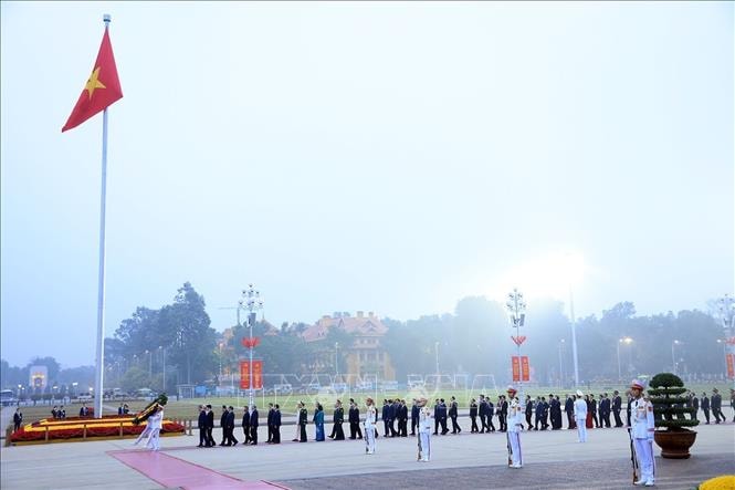 Các đại biểu dự Đại hội XIV của Đảng viếng Chủ tịch Hồ Chí Minh