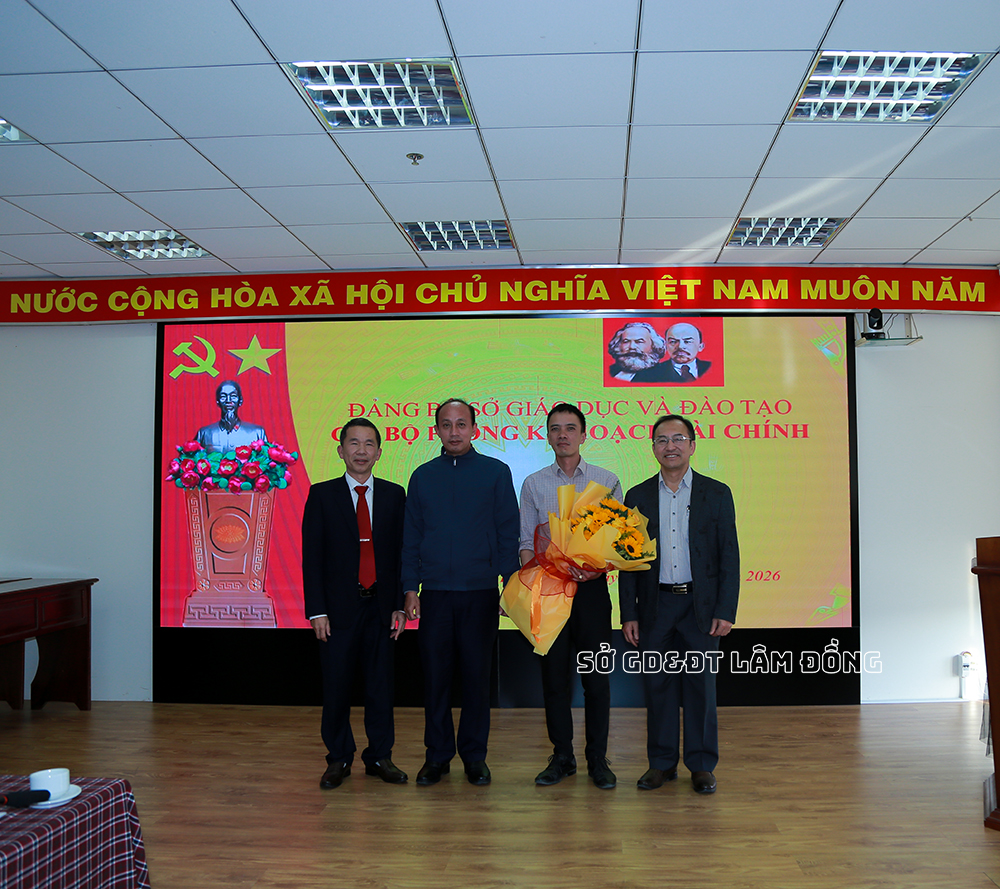 Chi bộ Phòng Kế hoạch – Tài chính tổ chức Lễ kết nạp đảng viên mới