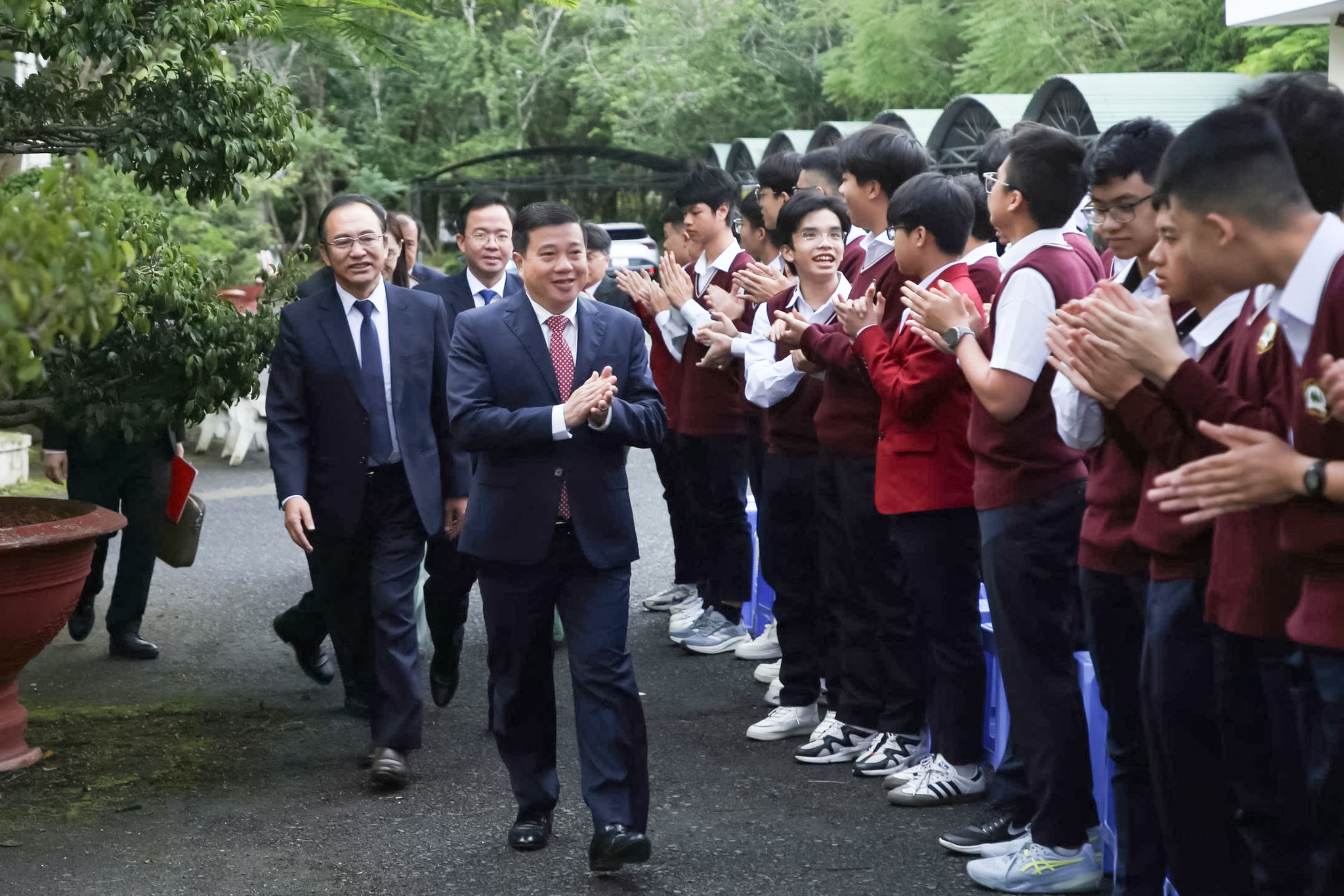 Bí thư Tỉnh ủy Lâm Đồng Y Thanh Hà Niê Kđăm dự lễ khai giảng năm học 2026 - 2027 tại Trường THPT Chuyên Thăng Long