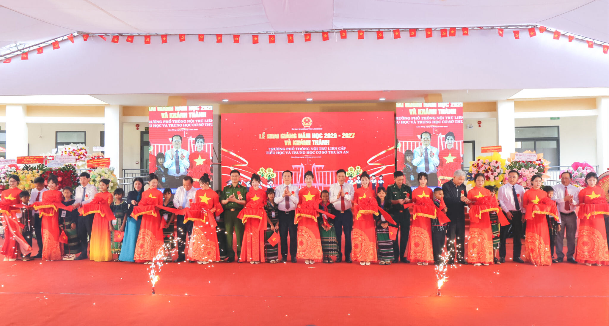Chủ tịch UBND tỉnh Hồ Văn Mười và Chủ tịch HĐND tỉnh Lâm Đồng Lưu Văn Trung dự khai giảng và khánh thành Trường nội trú biên giới Thuận An