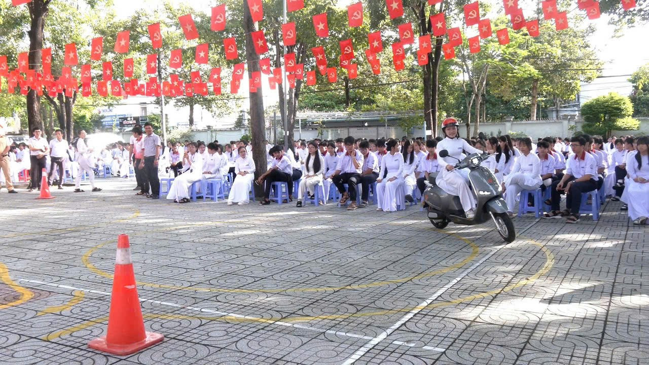Hơn 2.500 học sinh Lâm Đồng được hướng dẫn kỹ năng tham gia giao thông an toàn