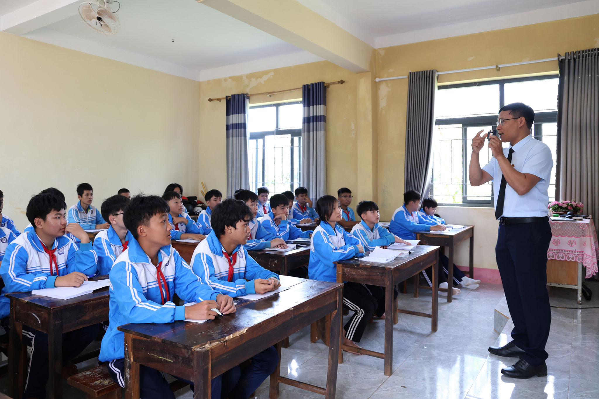 Sớm khắc phục tình trạng thiếu sách giáo khoa cục bộ tại Lâm Đồng