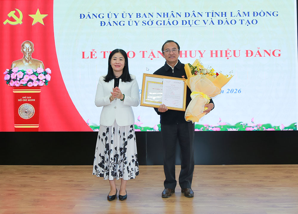 Trao Huy hiệu 30 năm tuổi Đảng cho Phó Giám đốc Sở Giáo dục và Đào tạo Trần Đức Lợi