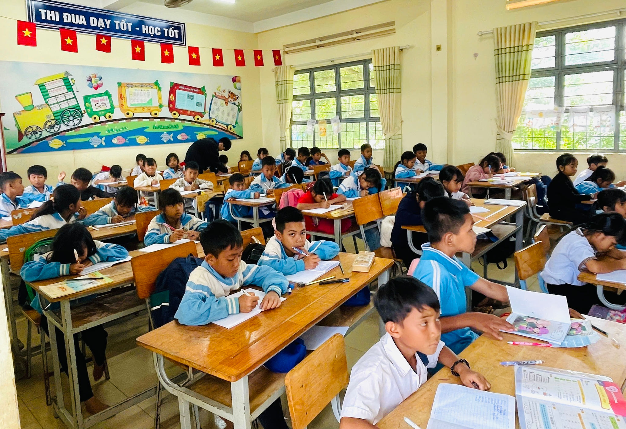 Gieo tri thức từ những “lớp học áo xanh”
