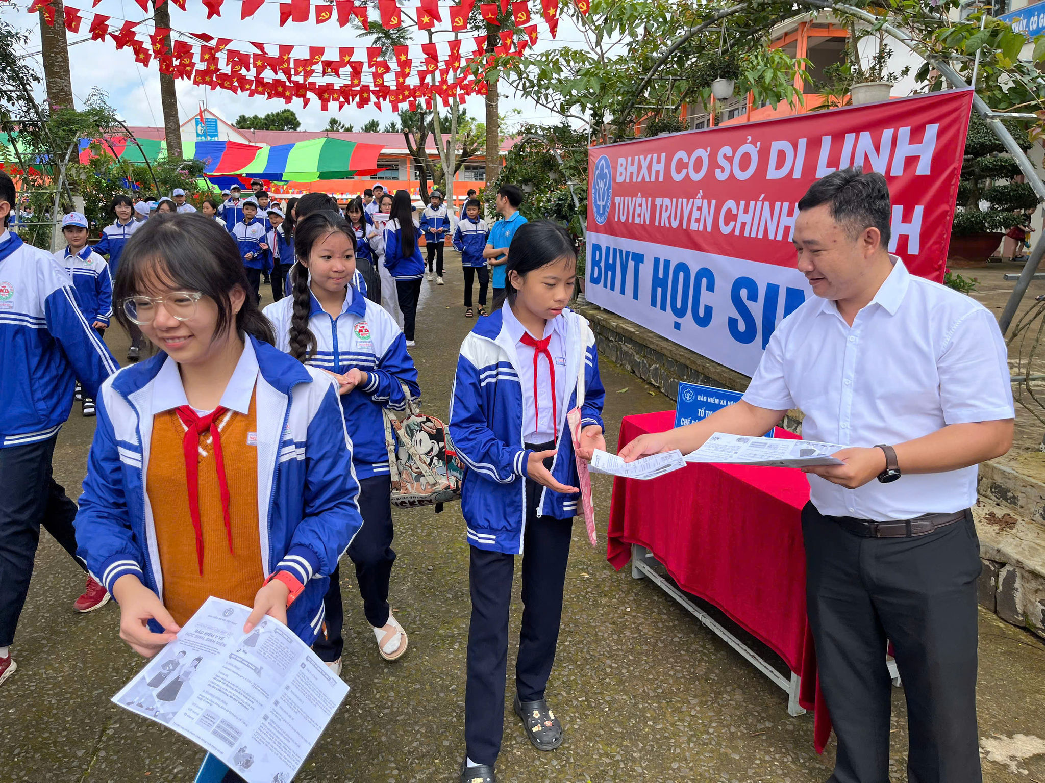 Hỗ trợ 55% mức đóng BHYT cho học sinh, sinh viên