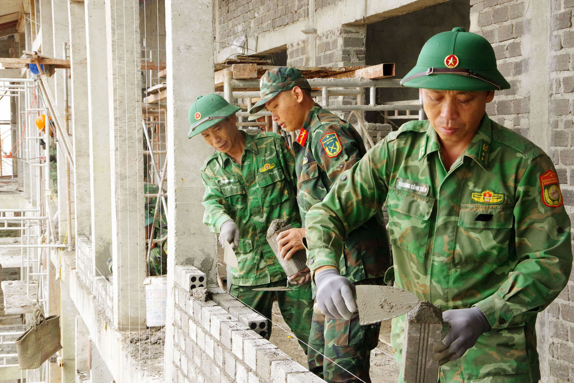 Bộ đội chung sức xây trường nơi biên giới