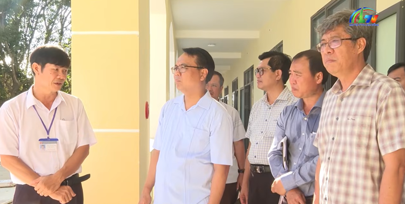 Phó Bí thư Thường trực Tỉnh ủy Lâm Đồng Đặng Hồng Sỹ kiểm tra công tác chuẩn bị năm học mới phía Đông