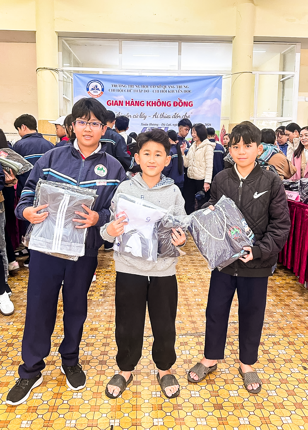 Gian hàng 0 đồng tiếp sức học sinh Trường THCS Quang Trung trước năm học mới