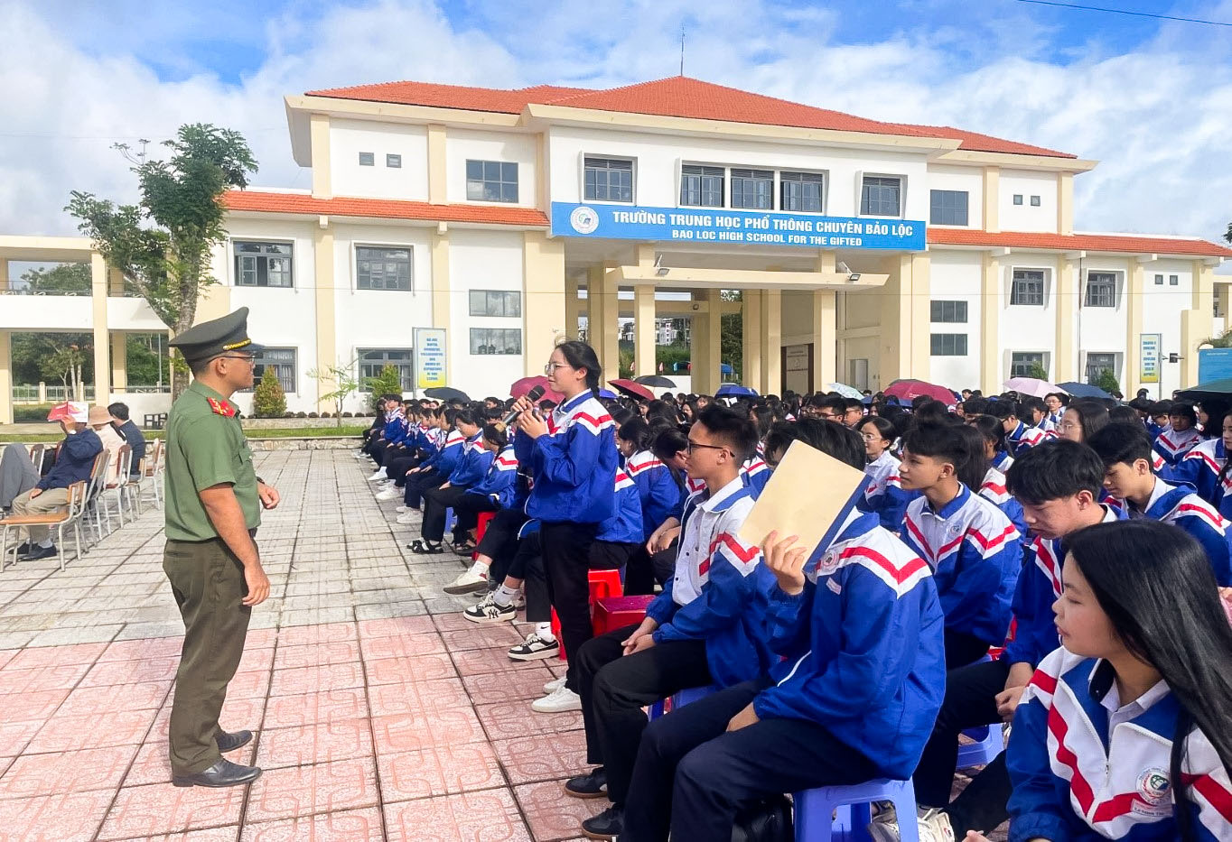 Trường THPT Chuyên Bảo Lộc tổ chức tựu trường gắn với tuyên truyền pháp luật, kỹ năng an toàn