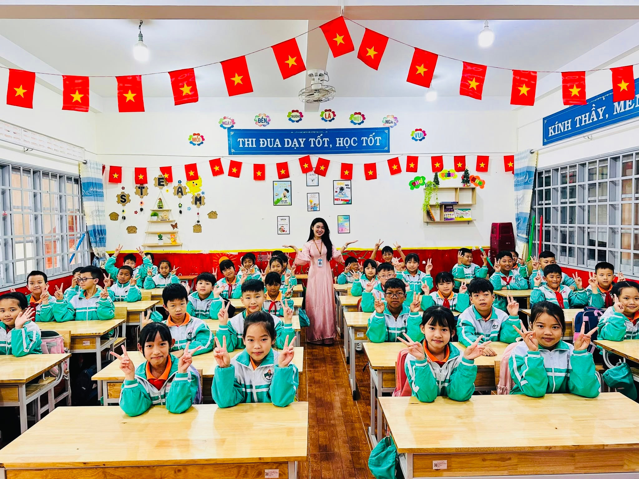 Học sinh Lâm Đồng rộn ràng tựu trường, sẵn sàng năm học mới