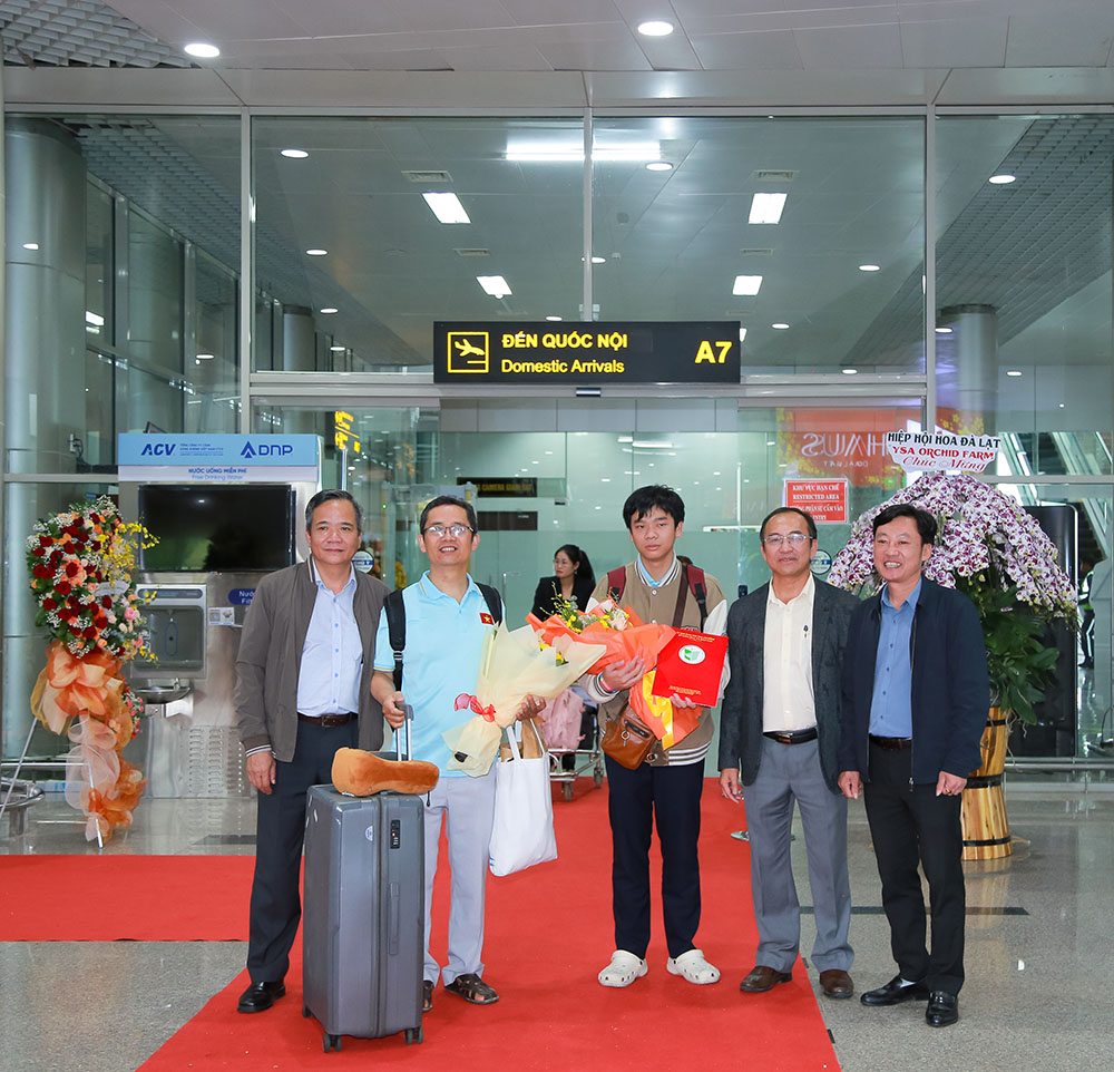 Sở Giáo dục và Đào tạo Lâm Đồng đón, biểu dương học sinh Đặng Huy Hậu giành Huy chương Bạc IOI 2026