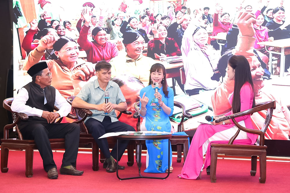 Những bước chân không mỏi trên hành trình xóa mù chữ của cô Bùi Thị Hồng Lâm