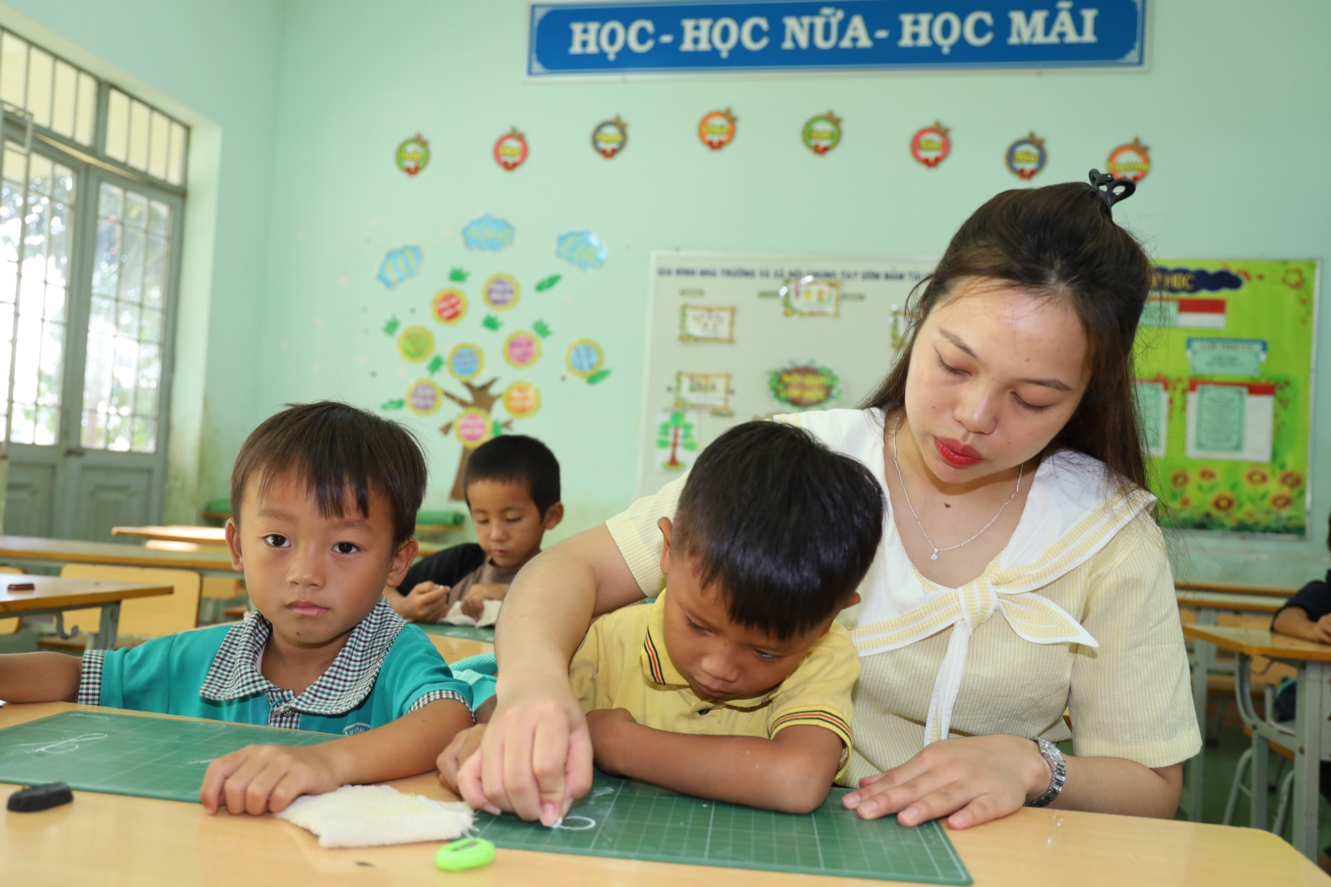 Nỗ lực nâng chất lượng giáo dục vùng DTTS