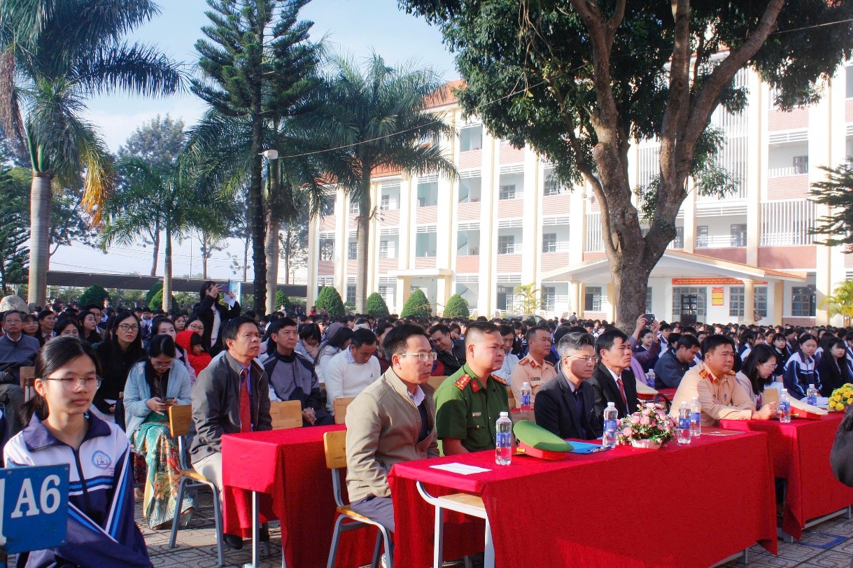 Xã Đức Trọng ra mắt mô hình “Cổng trường an toàn giao thông” tại THPT Lương Thế Vinh và Tiểu học Nghĩa Hiệp