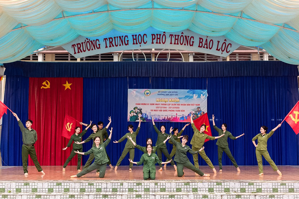 Tuổi trẻ Trường THPT Bảo Lộc tri ân Quân đội Nhân dân Việt Nam nhân kỷ niệm 81 năm Ngày thành lập