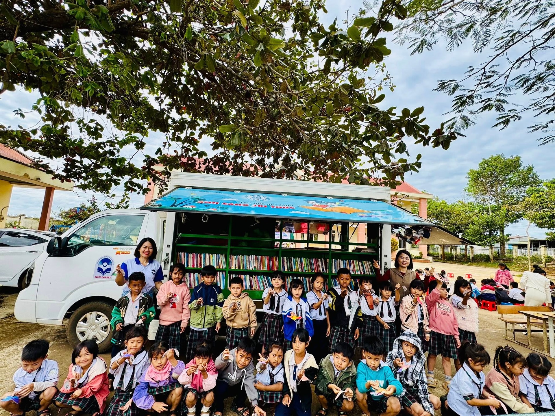 Xe thư viện lưu động đưa hơn 2.500 đầu sách đến học sinh dân tộc thiểu số