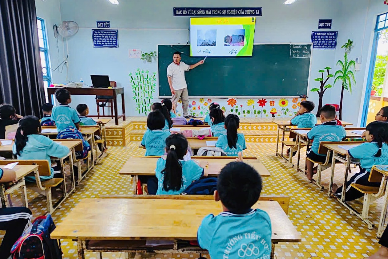 Bền bỉ gieo mầm văn hóa nơi vùng đất nắng gió