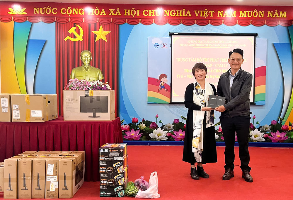 Trung tâm HTPTGDHN – Cam Ly hỗ trợ thiết bị cho học sinh khuyết tật tại Gia Nghĩa