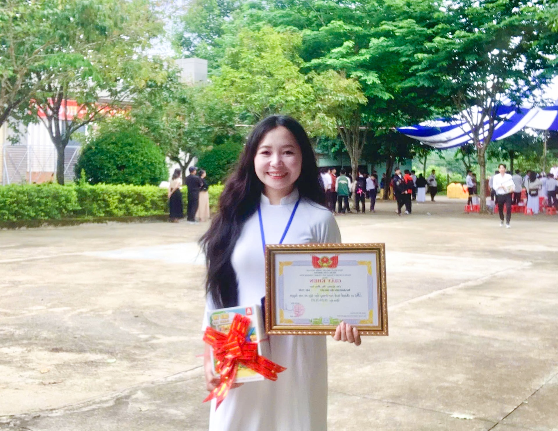 Gập ghềnh đường đến trường của May Sao