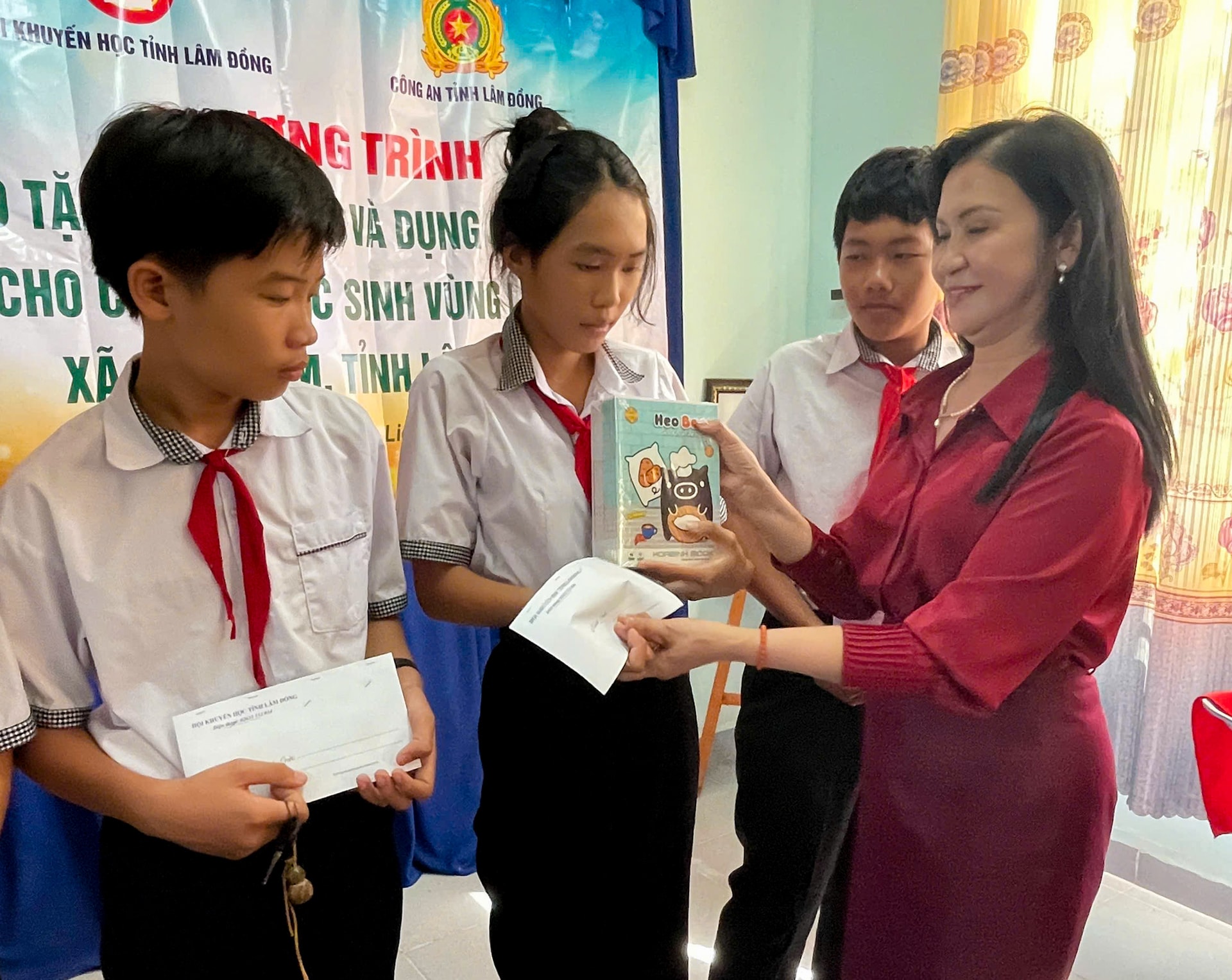 Trao quà, học bổng hỗ trợ học sinh vùng lũ Hàm Liêm